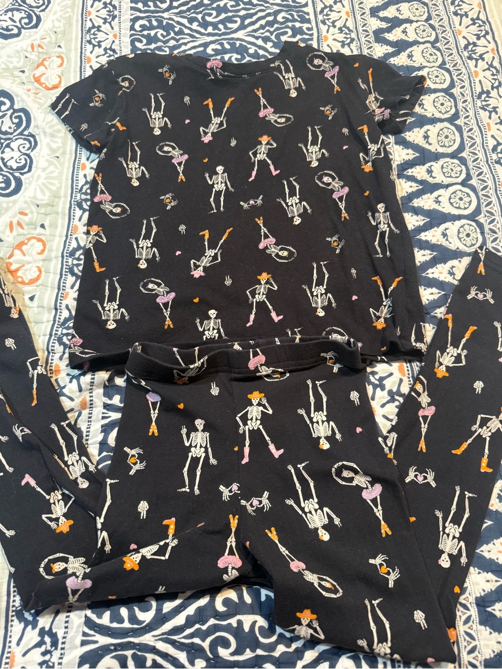 Girls black Skeleton Print Tshirt and leggings.  Size 6-7.